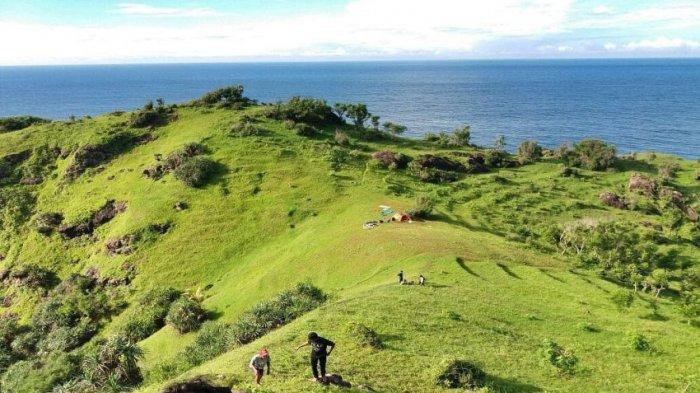 BUKIT PENGILON - Bukit Pengilon Gunung Kidul menjadi spot traking favorit dengan view Pantai Selatan dan perbukitan.