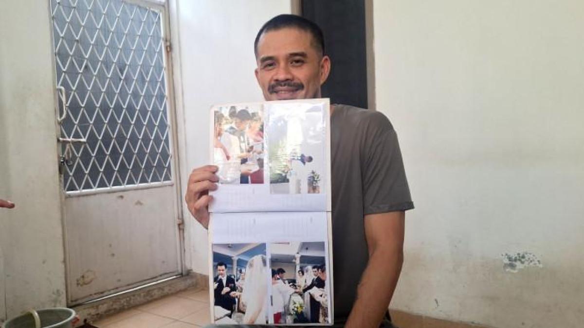 BANTAHAN ROBY - Roby Tremonti ketika ditemui di kediamannya di kawasan Cibinong, Bogor, Jawa Barat, Selasa (13/1/2026). Ia membantah pengakuan Aurelie Moeremans dalam buku memoarnya berjudul Broken Strings, yang mengaku menikah dalam keadaan terpaksa