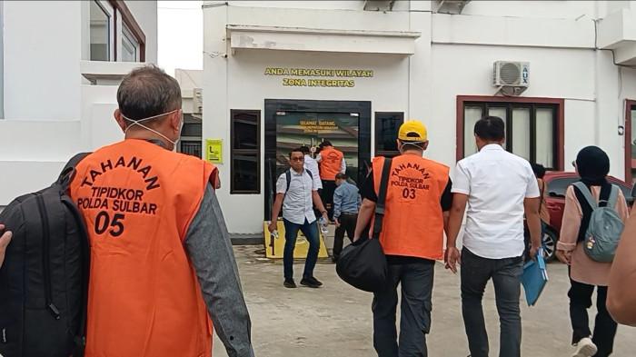KORUPSI - Tersangka korupsi pintu gerbang Mamuju saat berjalan menuju Kantor Kejari Mamuju, Rabu (14/1/2026).
