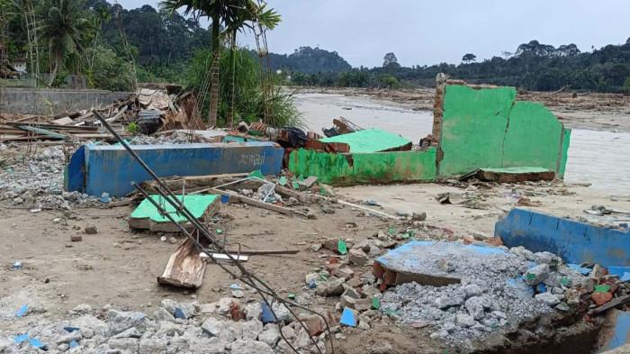 BANJIR BANDANG - Tampak rumah warga di Desa Bener Bepapah Kecamatan Ketambe, Kabupaten Aceh Tenggara, hancur diterjang banjir bandang dan terseret arus Sungai Alas, Desember 2025.