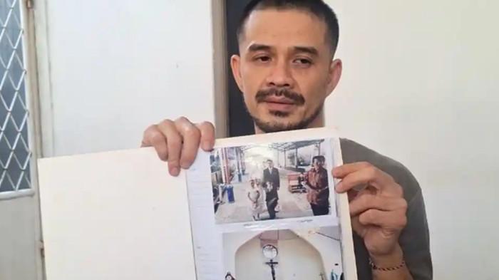 PERNAH MENIKAHI AURELIE MOEREMANS - Roby Tremontie memamerkan foto-foto pernikahannya bersama aktris Aurelie Moeremans di rumahnya di Cibinong, Kabupaten Bogor, Jawa Barat, Selasa (13/1/2026). Roby Tremontie menikahi Aurelie Moeremans pada Oktober 2011