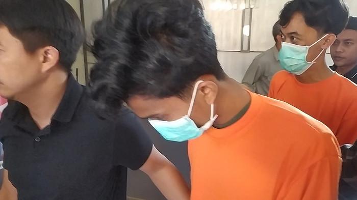 TERSANGKA PEMERASAN - Tersangka berinisial SH (25) warga Kabupaten Bangkalan, Jawa Timur dan MSS (26) warga Pontianak, Kalimantan Barat, saat dikeler ke ruang konferensi pers Gedung Bidang Humas Polda Jatim, Surabaya, Kamis (24/7/2025). Keduanya diduga memeras Kepala Dinas Pendidikan Jawa Timur Aries Agung Paewai senilai Rp 50 juta.