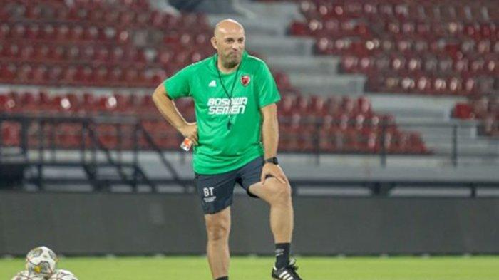 TINGGALKAN PSM - Pelatih yang antar PSM juara Liga 1 2022/2023, Bernardo Tavares, umumkan dirinya tinggalkan PSM Makassar pada Rabu 1 Oktober 2025. Saat itu, Bernardo Tavares umumkan dirinya tinggalkan PSM Makassar via Instagram pribadinya @bernardotavares80 