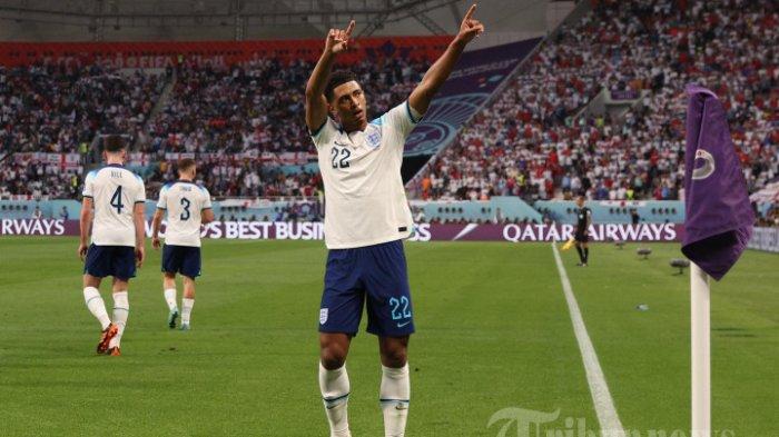 Gelandang Inggris Jude Bellingham (22) merayakan golnya ke gawang Iran dalam pertandingan Grup B Piala Dunia 2022 di Stadion Internasional Khalifa di Doha, Senin (21/11/2022).