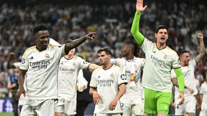 MADRID DIPREDIKSI IMBANG - Penyerang Real Madrid asal Brasil Vinicius Junior dan rekan satu timnya merayakan kemenangan mereka setelah pertandingan sepak bola leg kedua semifinal Liga Champions UEFA antara Real Madrid CF dan FC Bayern Munich di stadion Santiago Bernabeu di Madrid pada 8 Mei 2024. (Photo by JAVIER SORIANO / AFP)