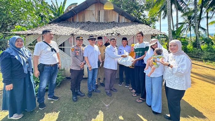 SERAHKAN - Pemerintah Kabupaten Bolaang Mongondow Utara (Pemkab Boltara/Bolmut) menyerahkan bantuan nutrisi bagi keluarga berisiko stunting di Desa Tuntung Timur, Kecamatan Pinogaluman, Boltara, Sulawesi Utara (Sulut), Rabu (14/1/2026). Bantuan itu diserahkan langsung oleh Asisten Bidang Administrasi Umum, Abdul Nazarudin Maloho. 