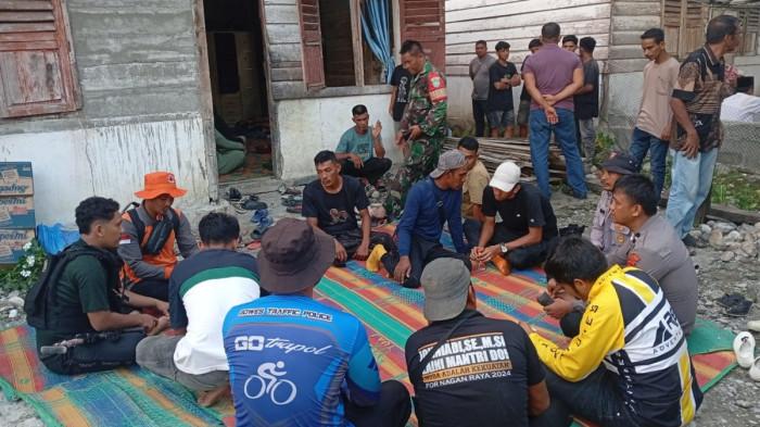 DIMANGSA HARIMAU - Tim gabungan dari TNI Polri saat membawa pulang tulang korban mangsa harimau di rumah duka di Desa Krueng Seumayam, Darul Makmur, Nagan Raya, Selasa (12/1/2026).