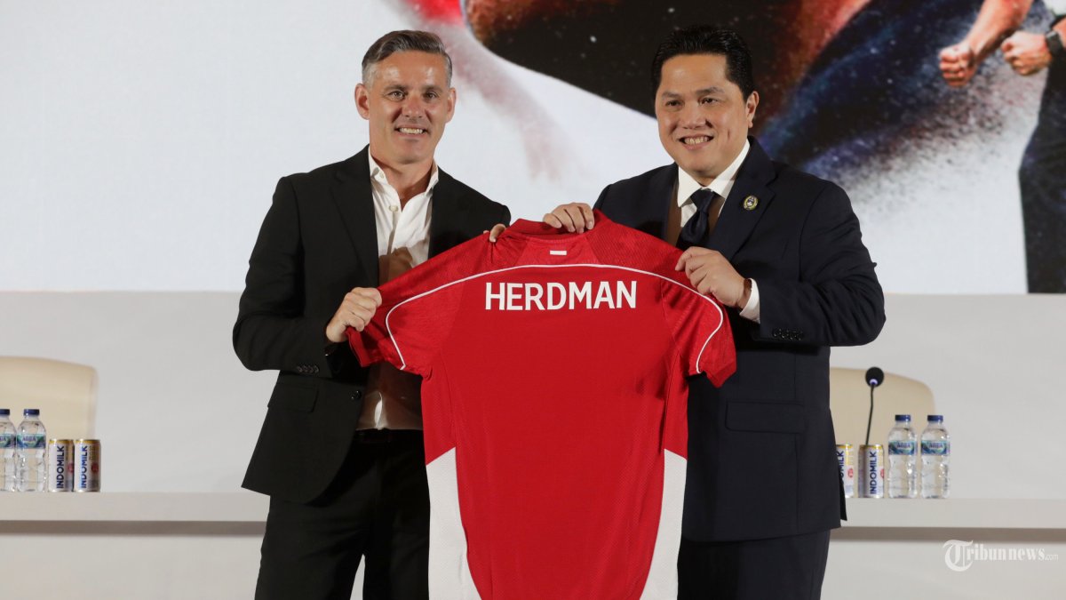 JOHN HERDMAN - Ketua Umum PSSI Erick Thohir bersama Pelatih Timnas Indonesia John Herdman menunjukkan jersey Timnas Indonesia saat acara perkenalan Pelatih Baru Timnas Indonesia di Jakarta, Selasa (13/1/2026). PSSI secara resmi mengumukan dan memperkenalkan pelatih baru bagi Timnas Indonesia yaitu John Herdman untuk menggantikan Patrick Kluivert. TRIBUNNEWS/IRWAN RISMAWAN