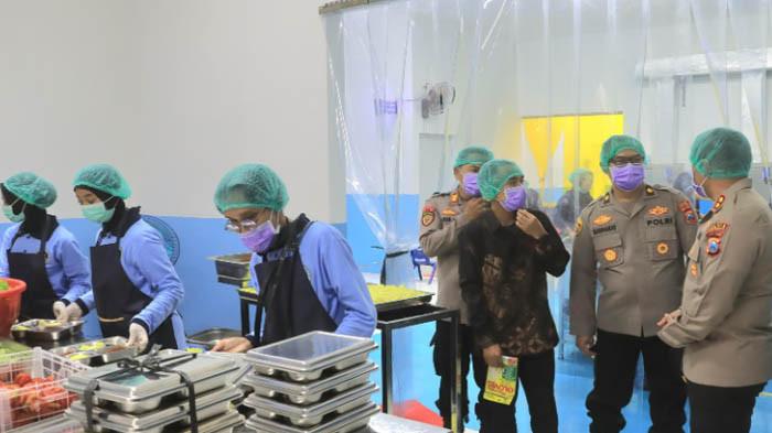 PANTAU SPPG - Kapolres Probolinggo, AKBP Latif bersama jajaran mengecek SPPG di Kecamatan Maron, Kamis (8/1/2026). Dalam mendukung program MBG, Polres Probolinggo menyiapkan 3 SPPG di 3 kecamatan.