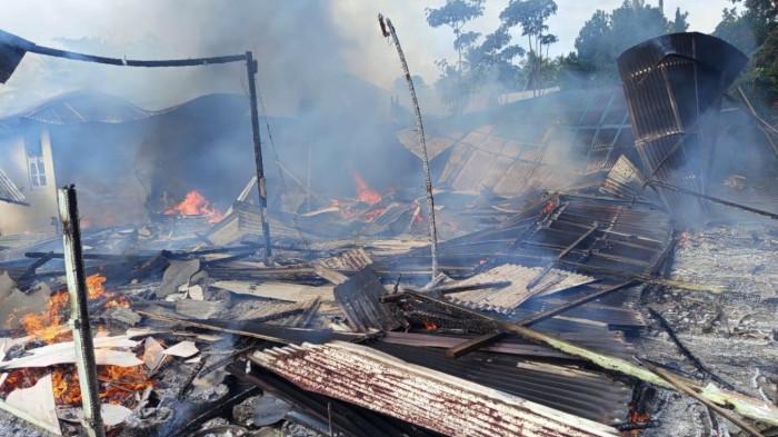 KEBAKARAN -- Kondisi rumah yang Ludes dilapap api di Pulubala, Kabupaten Gorontalo, Senin (12/1/2026) penyebab kebakaran adalah api dari puntung rokok.