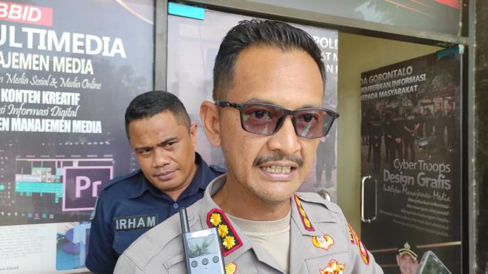 PELANGGARAN HAK CIPTA -- Kabis Humas Polda Gorontao, Kombes Pol Desmont Harjendro, saat diwawancarai wartawan, Rabu 14 Januari 2025. Kabid Humas menjelaskan alasan Zainudin Hadjarati tak ditahan meski sudah ditetapkan sebagai tersangka.