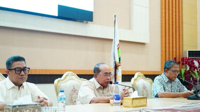 PEMKOT -- Wali Kota Gorontalo, Adhan Dambea mengaku telah kantongi nama-nama usulan lurah dari para camat.