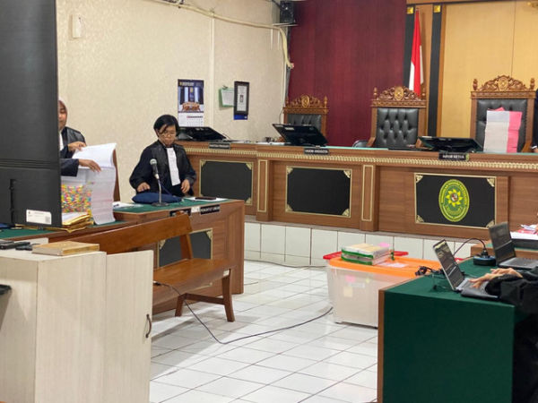 Jaksa membawa 5 Box dokumen ke persidangan, Senin (12/1). Foto: Resti Damayanti