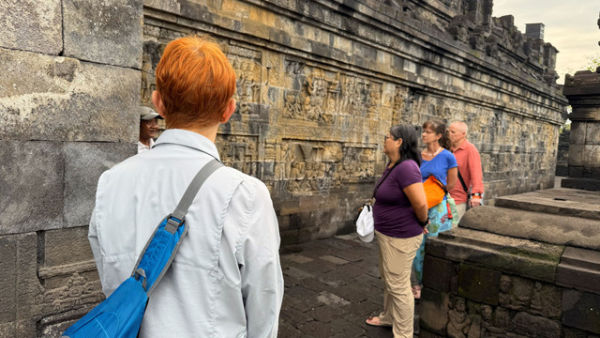 Wisatawan lokal dan mancanegara mengikuti tur Borobudur Sunrise yang diselenggarakan pengelola Taman Wisata Candi (TWC) Borobudur), Minggu (4/1). Foto: Pandangan Jogja/Arif UT