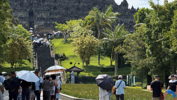 Sejumlah wisatawan memadati kawasan Taman Wisata Candi (TWC) Borobudur, Senin (4/1). Foto: Pandangan Jogja/Arif UT