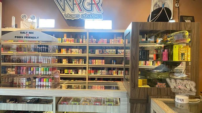 VAPE STORE -- Deretan liquid vape berbagai merek terpajang rapi di salah satu vape store di Kota Pangkalpinang, Rabu (14/1/2026). Pengelola toko menegaskan seluruh produk yang dijual berasal dari distributor resmi dan dilengkapi pita cukai, di tengah kekhawatiran publik terkait isu peredaran liquid vape yang diduga mengandung narkotika.