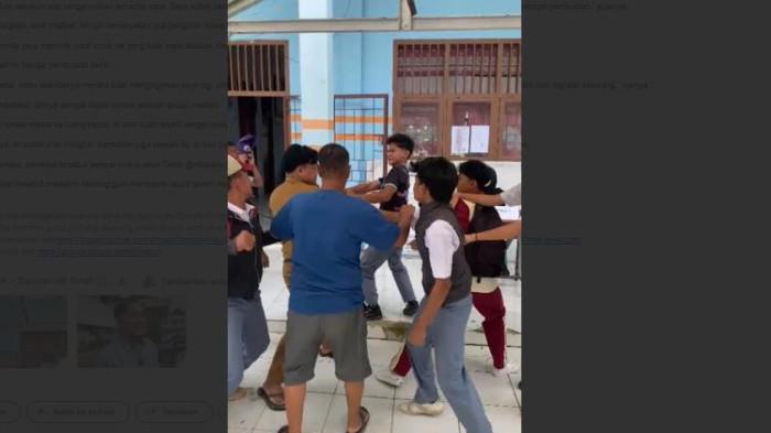 Beredar video seorang guru SMK di Kabupaten Tanjung Jabung Timur (Tanjabtim), Jambi terlibat cekcok dengan sejumlah siswa.