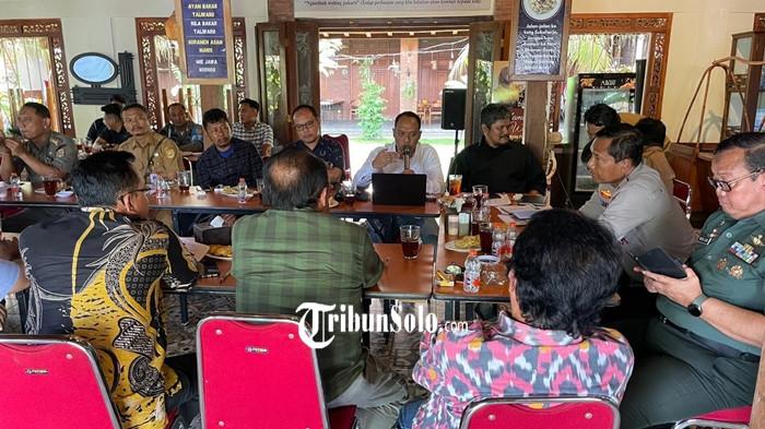 PERJUANGKAN HAK EKS SRITEX - Dinas Ketenagakerjaan (Disnaker) Kabupaten Sukoharjo memfasilitasi pertemuan antara perwakilan eks karyawan dengan tim kurator kepailitan PT Sritex, yang digelar di Sukoharjo, beberapa waktu lalu. Hampir satu tahun setelah pemutusan hubungan kerja (PHK) massal sejak Februari 2025, proses pemberesan berjalan lamban dan minim keterbukaan informasi.