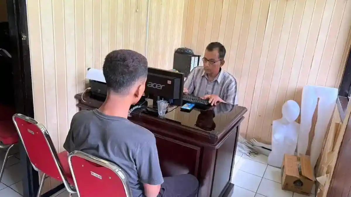 PEMERIKSAAN - Terduga pelaku curanmor inisial F (15), warga Kabupaten Magetan, menjalani pemeriksaan di Mapolsek Maospati Selasa (13/1/2026). F tega mencuri sepeda motor milik warga Dukuh Plerenan, Desa Sugihwaras, Kecamatan Maospati, Kabupaten Magetan, Sutikno Sigit (64), merk Honda Beat nopol B 4224 NCB, demi mengobati kerinduan kepada sang ibu.