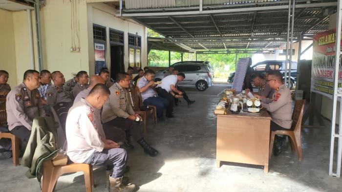 RAPAT ANEV - Kapolsek Lolayan AKP Johan Atang memimpin Rapat Analisa dan Evaluasi (Anev) rutin bersama seluruh jajaran Polsek Lolayan, Rabu (14/1/2026) di Mapolsek Lolayan, sebagai upaya memperkuat soliditas internal dan meningkatkan kualitas pelaksanaan tugas kepolisian.