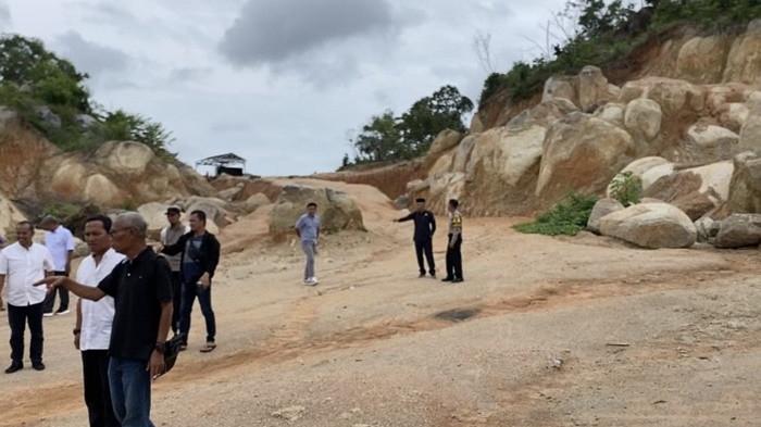 PENGGALIAN BUKIT SEKIP -- Kondisi salah satu sisi Bukit Sekip Desa Karya Makmur, Pemali, Rabu (14/1/2026). Tampak batu-batu besar dari hasil aktivitas penggalian.