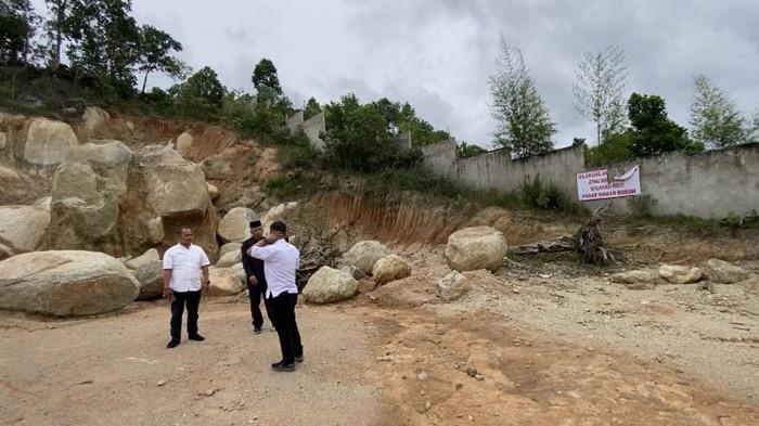 PENGGALIAN BUKIT SEKIP -- Kondisi salah satu sisi Bukit Sekip Desa Karya Makmur, Pemali, Rabu (14/1/2026). Tampak batu-batu besar dari hasil aktivitas penggalian.