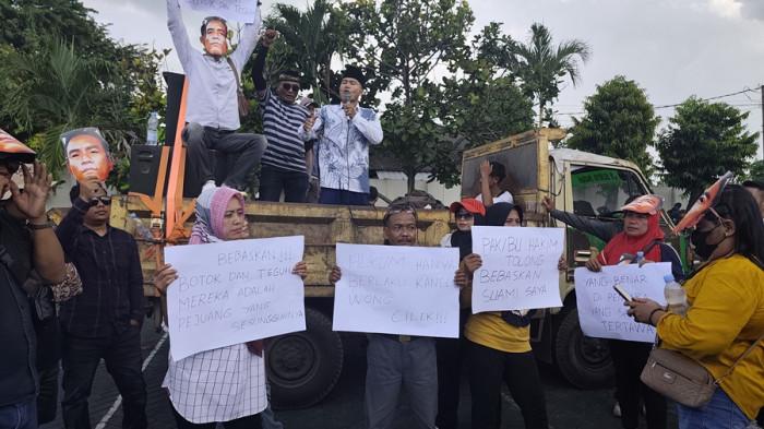 KAWAL PERSIDANGAN - Massa AMPB menggelar aksi di halaman Pengadilan Negeri Pati, Rabu (24/12/2025). Mereka mengawal sidang perdana yang dilakoni Botok dan Teguh Istiyanto.