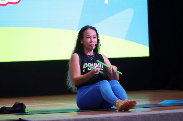 Pound Pro, Riana melakukan gerakan saat memimpin kegiatan Poundfit di WTC Mangga Dua, Ancol, Jakarta Utara, Sabtu (10/1/2026). Foto: Jamal Ramadhan/kumparan