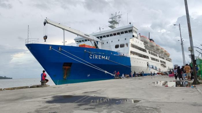 KM CIREMAI - KM Ciremai saat bersandar di pelabuhan laut Kabupaten Fakfak, Papua Barat, Jumat (21/11/2025). Simak jadwal kapal Pelni Jayapura ke Manokwari Januari 2026. Cek juga pilihan kapal hingga harganya.