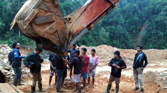 PETI SIJUNJUNG- Kepolisian Resor Sijunjung, Sumatera Barat, membongkar praktik penambangan emas tanpa izin (PETI) yang beroperasi di kawasan aliran sungai Batang Lisun, Nagari Durian Gadang, Selasa (13/1/2026) dini hari. Dalam operasi tangkap tangan tersebut, petugas mengamankan tujuh orang tersangka beserta dua unit alat berat yang digunakan untuk mengeruk material sungai.