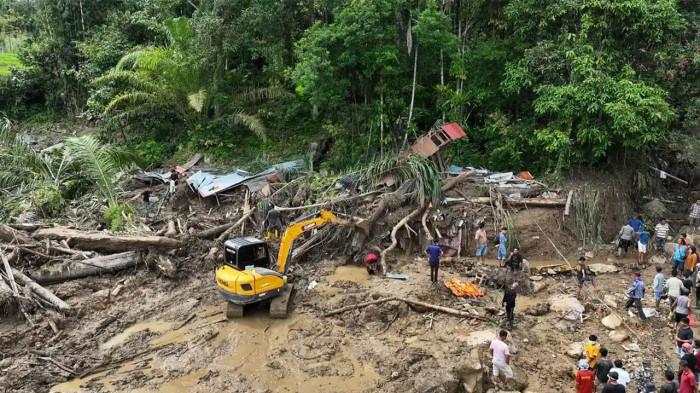 BENCANA SUMBAR - Upaya pencarian korban hilang dan pembukaan akses jalan menggunakan alat berat di Kecamatan Palembayan, Kabupaten Agam, Sumatera Barat, Minggu (30/11/2025). Data Sistem Informasi Monitoring Nasional (NFMS/SIMONTANA) Kementerian Lingkungan Hidup dan Kehutanan menunjukkan bahwa sejak 1990 hingga 2024, tutupan hutan alam di Sumatera terus menurun.