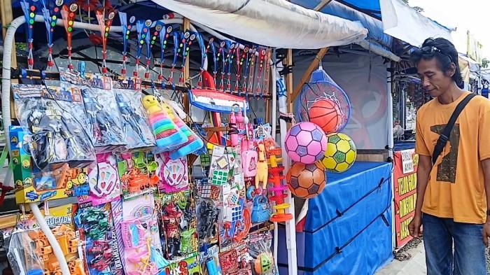 LAPAK PEDAGANG - Salah satu lapak pedagang di sebelah barat Kompleks Menara Pandang Teratai Purwokerto, Kabupaten Banyumas, Rabu (14/1/2026). Pedagang berharap adanya penurunan besaran retribusi sehingga tidak memberatkan mereka. Saat ini retribusi yang harus mereka bayarkan adalah Rp450 ribu per bulan atau Rp15 ribu per hari.