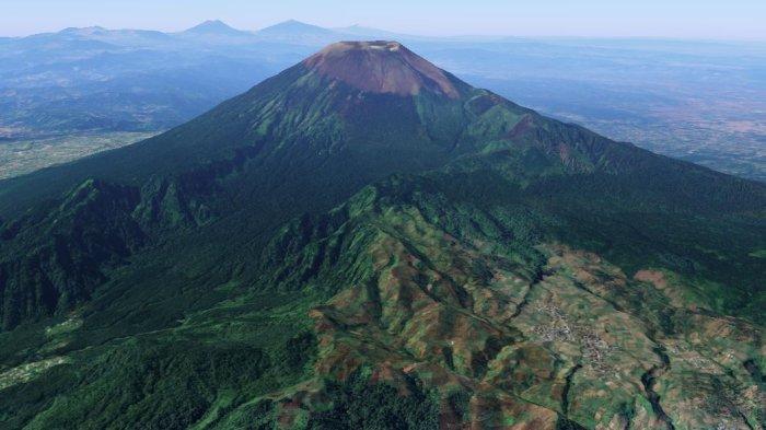 GUNUNG SLAMET: Gunung Slamet adalah gunung berapi aktif tertinggi di Jawa Tengah dengan ketinggian 3.432 mdpl, dikenal sebagai “atap Jawa Tengah”