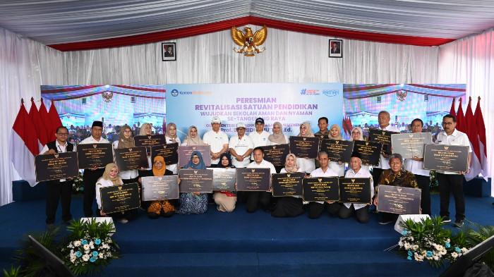 Mendikdasmen  Abdul Mu’ti  meresmikan 100 sekolah di wilayah Tangerang Raya dalam Program Revitalisasi Satuan Pendidikan yang berlangsung di SD Islam Ruhama Lab School Cirendeu, Kota Tangerang Selatan, Banten pada Rabu (14/1/2026). 