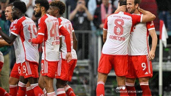 SELEBRASI HARRY KANE - Penyerang Bayern Munich Harry Kane (kanan) merayakan kemenangan 2-0 bersama rekan satu timnya pada pertandingan Bundesliga antara FC Bayern Munchen dan FC Augsburg di Munich, Jerman selatan pada 27 Agustus 2023. (Foto Arsip, Agustus 2023) (CHRISTOF STACHE / AFP)