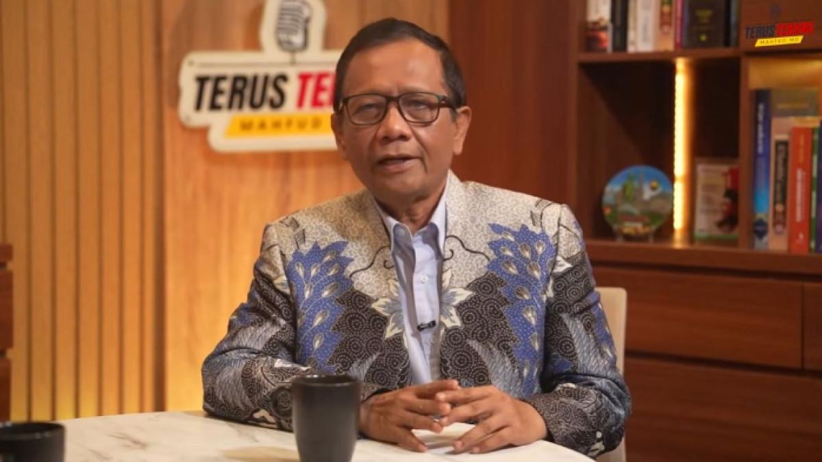 PANDANGAN MAHFUD MD - Mahfud MD komentari special show Mens Rea milik Pandji Pragiwaksono. Ia turut memberikan pandangannya mengenai materi roasting Wapres Gibran.