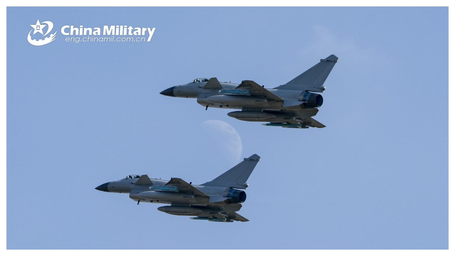 JET TEMPUR CHINA - Foto yang dirilis Kementerian Pertahanan China, memperlihatkan dua jet tempur J-10C yang tergabung dalam brigade penerbangan di bawah Angkatan Udara PLA China terbang dalam formasi menuju area yang ditentukan selama latihan terbang pada awal November 2024.