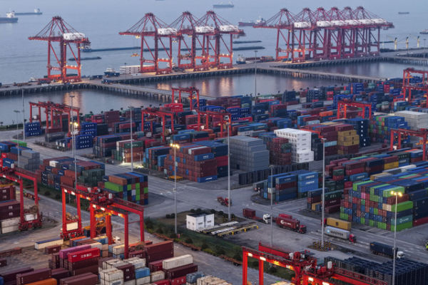 Suasana bongkar muat peti kemas di Pelabuhan Jiangsu, China, Minggu (18/5/2025). Foto: Stringer/AFP