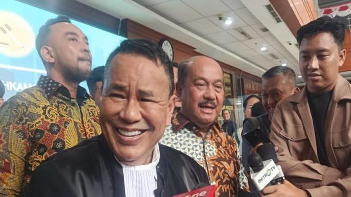 TES DNA - Kuasa hukum Direktur PT Angels Products, Tony Wijaya, Hotman Paris dan tim hukum importir importasi gula saat konferensi pers di PN Tipikor PN Jakpus, Selasa (5/8/2025). Hotman Paris sebut Ridwan Kamil ogah turuti permintaan Lisa Mariana untuk tes DNA ulang di Singapura lantaran tidak percaya dengan hasil tes DNA Polri