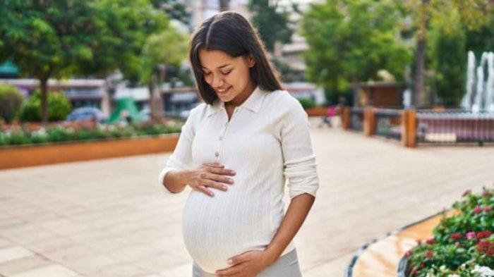 Ilustrasi ibu hamil olahraga jalan kaki, salah satu olahraga yang bagus untuk membantu proses persalinan