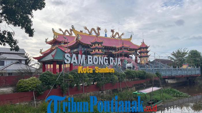 IMLEK DAN CAP GO MEH - Ketua pengurus Kelenteng Sam Bong Dja Sambas Acung memperlihatkan replika kuda yang sedang dipersiapkan oleh pekerja. Mereka sibuk membuat replika naga dan ornamen-ornamen untuk menghiasi kawasan kelenteng terbesar di Sambas itu, Rabu 14 Januari 2026.