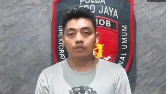 EMOSI SUAMI - Ahmad Riansyah (29) tersangka pembunuhan istri sirinya yang bekerja sebagai terapis spa inisial SM (23). Korban ditemukan tewas di indekos kawasan Kayuringin Bekasi Selatan, Kamis (8/1/2026) dini hari.  