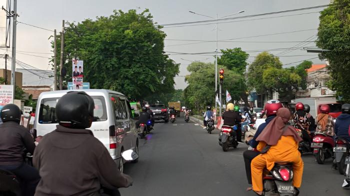 MENDUNG- Kondisi cuaca mendung di satu kota yang tampak begitu tenang.