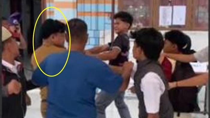 GURU DIKEROYOK SISWA : Beredar video seorang guru SMK di Kabupaten Tanjung Jabung Timur (Tanjabtim), Jambi terlibat cekcok dengan sejumlah siswa. Foto Instagram
