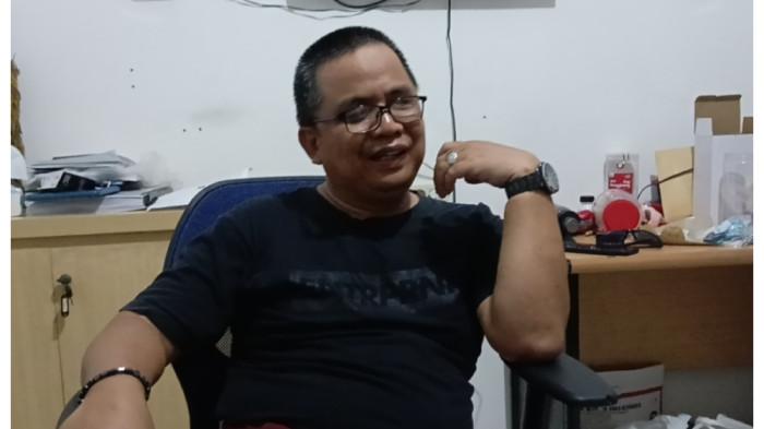 PENUMPANG TERJATUH -Ketua Pertuni DPD DKI Jakarta, Ajad Sudrajad saat memberi keterangan di Jatinegara, Jakarta Timur, Rabu (14/1/2026). TRIBUNJAKARTA.COM/BIMA PUTRA