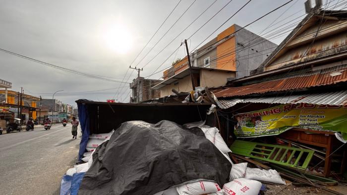 Truk bermuatan pakan ternak mengalami kecelakaan tunggal di Manding Polman