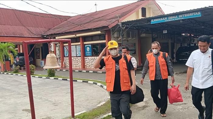 KORUPSI - Tersangka korupsi pintu gerbang Mamuju saat berjalan menuju Kantor Kejari Mamuju, Rabu (14/1/2026).