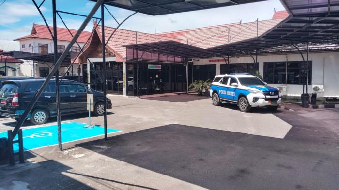 Dokumentasi - Suasana di sekitar Kantor Kejaksaan Negeri (Kejari) Kabupaten Kotawaringin Timur (Kotim) tampak tak biasa pada Rabu (14/1/2026) siang.