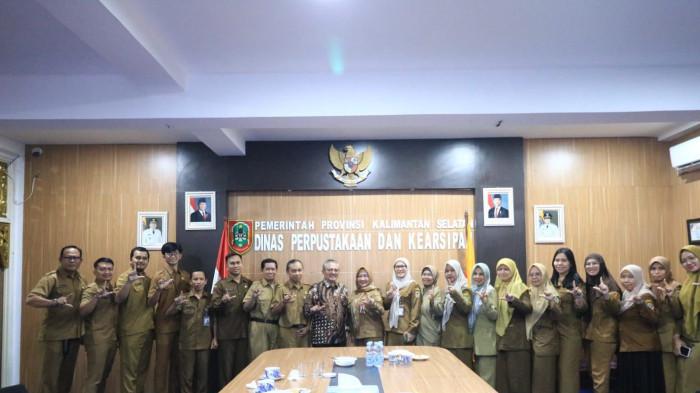 Kepala Perpusnas RI Prof E Aminudin Azis kunjungi dispersip kalsel 01