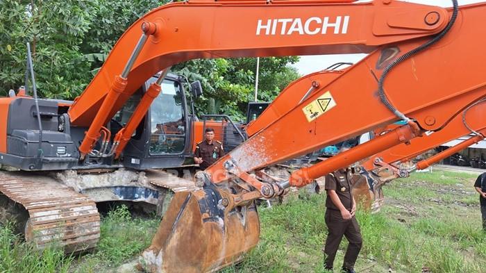 DUGAAN KORUPSI -- Alat berat yang disita Kejati Babel, dalam dugaan korupsi pertambangan ilegal di Dusun Nadi dan Sarang Ikan, Kecamatan Lubuk Besar, Kabupaten Bateng, Senin (12/1/2026).